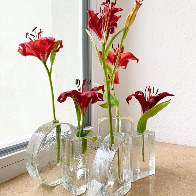 A whole set of loneflower vases 